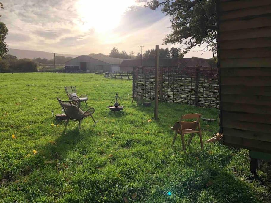 Aspen Leaves: The Perfect Farm Retreat Villa Graffham ภายนอก รูปภาพ