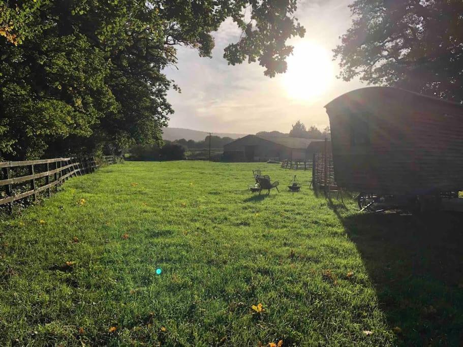 Aspen Leaves: The Perfect Farm Retreat Villa Graffham ภายนอก รูปภาพ